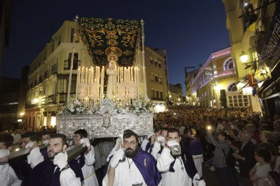 Imagen de la Virgen de la Esperanza, en la procesión de 2015. :: hoy
