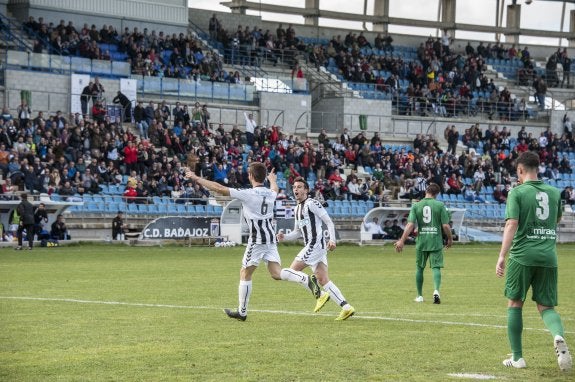 El central Jesús Muñoz celebra junto a Adri el segundo gol del Badajoz ante la desesperación de Carlos e Isidro. :: pakopí