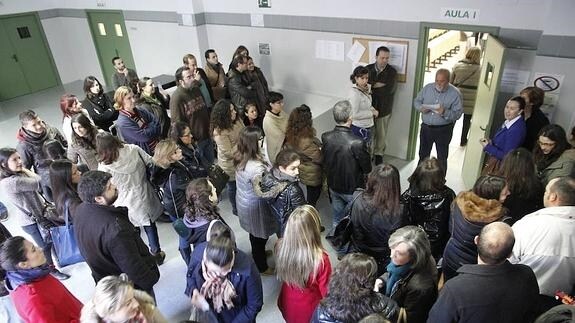 Aspirantes aspiran para entrar a realizar un examen de acceso al SES