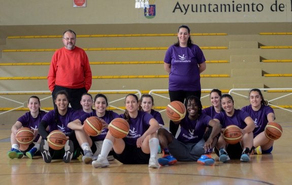 El Badajoz Baloncesto Femenino (BBF), en el pabellón de Las Palmeras, ayer poco antes del entrenamiento. :: casimiro moreno