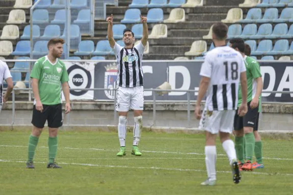 Kiko celebra el segundo gol del Badajoz ante la impotencia de los jugadores del Santa Amalia. :: J. V. ARNELAS