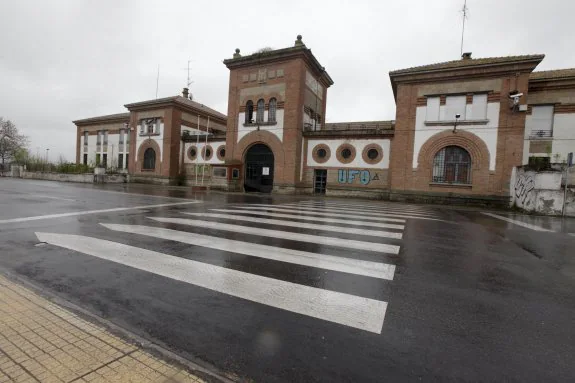 Instalaciones de Cáceres I, ya cerradas, en la Avenida de Héroes de Baler. :: lorenzo cordero