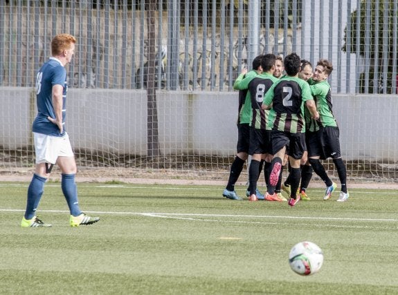 Lolo Conde, que se estrenaba ayer en el Deportivo, observa la celebración del gol del Jerez, obra de Javi Bolaños. :: pakopí