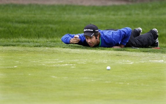 Campillo observa la caída de un green del Real Club de Golf de Sevilla en el Open de 2012. :: hoy