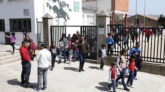 Alumnos de Educación Primaria, a la salida de un colegio de la región