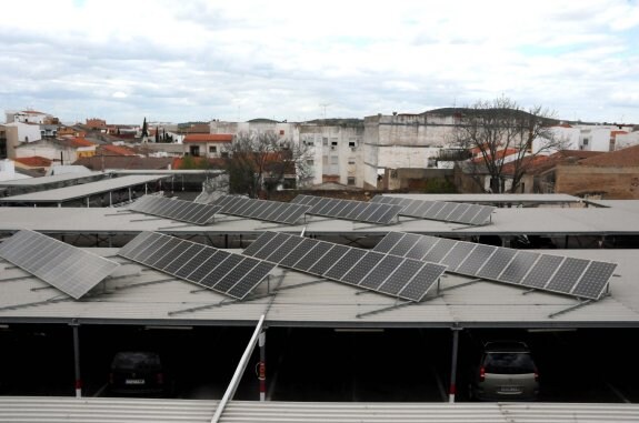 Paneles solares en el techo del aparcamiento de la Politécnica en Mérida. :: BRÍGIDO