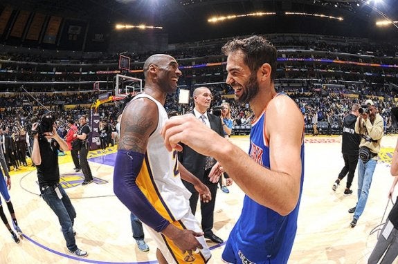 Calderón saluda al mito Kobe, retirado esta temporada, la noche que el extremeño ganó el partido con un triple final. :: knicks.com