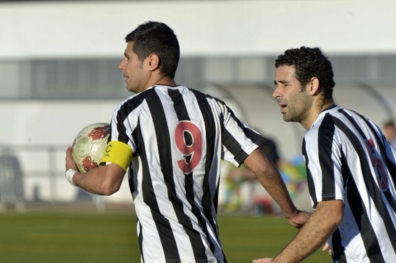 David Copito, en un partido con el Badajoz en Primera Regional junto a Cholo, excompañero y ahora directivo blanquinegro. :: hoy