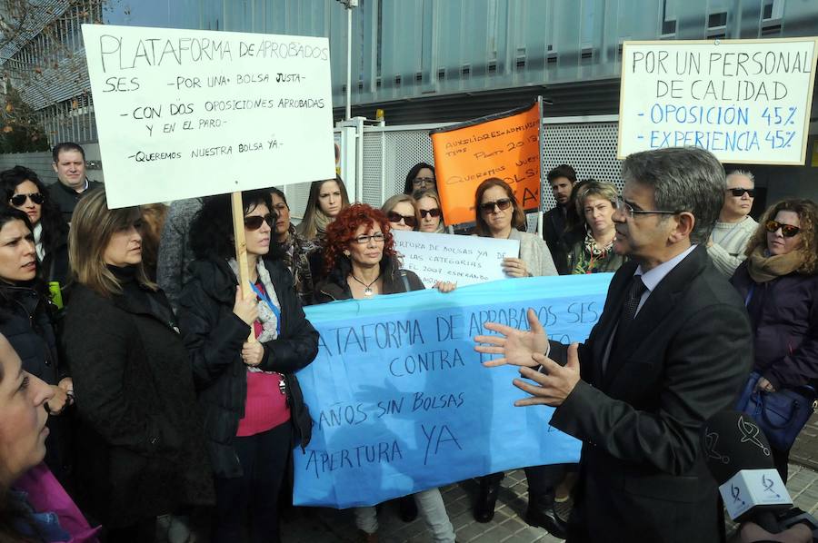 Aprobados sin plaza, durante una protesta el pasado enero, hablan con Ceciliano Franco. :: hoy