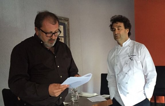 Sefer Delgado en un ensayo con el chef Pepe Rodríguez. :: t. p.