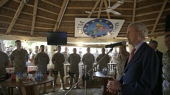 El ministro de Defensa, Pedro Morenés, durante su intervención en la visita que realizó en diciembre al Cuartel General de la Training Task Force en Koulikoro (Mali), donde España tiene 108 efectivos / EFE