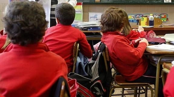 Imagen de archivo de escolares durante una clase en un colegio. :: hoy