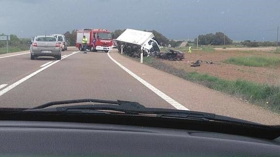 Un fallecido en un accidente entre dos turismos y un camión en Villagarcía de la Torre