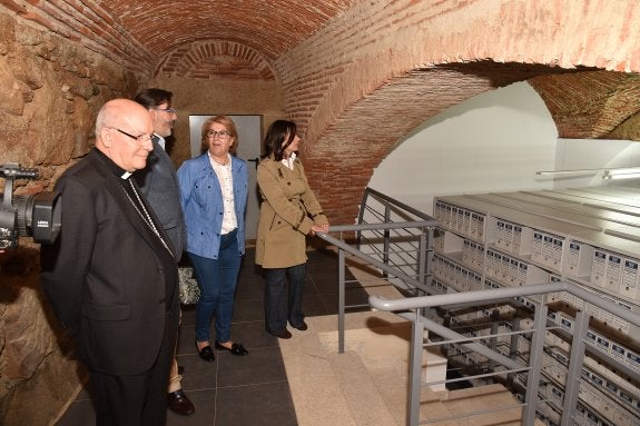 Aspecto de las antiguas caballerizas, acondicionadas para albergar los archivos eclesiásticos. :: david palma