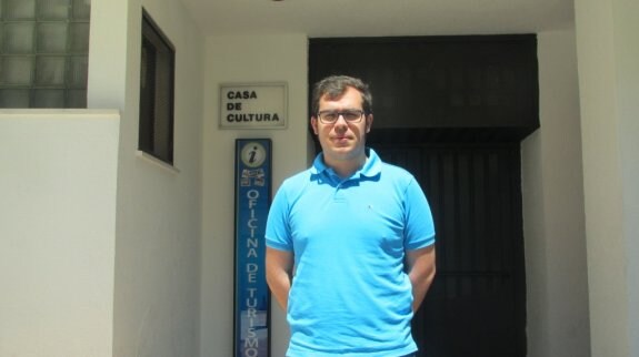 García en la puerta de la oficina de turismo. :: p. d. cruz