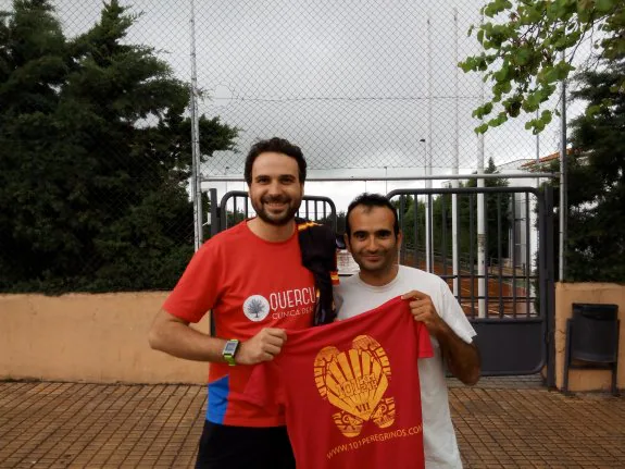 Fernández, a la izquierda, exhibe junto a Del Amo la camiseta oficial de 101 Peregrinos. :: HOY