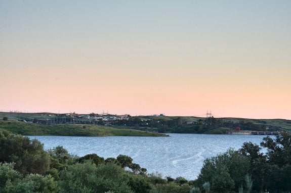 Desembocadura del Alagón, con el embalse y la villa de Alcántara al fondo. :: E.R.