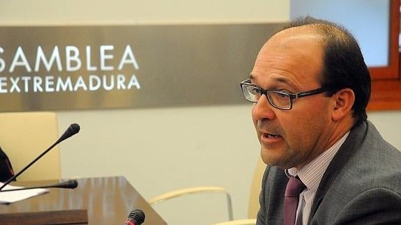 El exdirector general de Acorex Juan Luis Aceitón durante su comparecencia en la Comisión no permanente de Investigación sobre las actuaciones de la Junta de Extremadura  