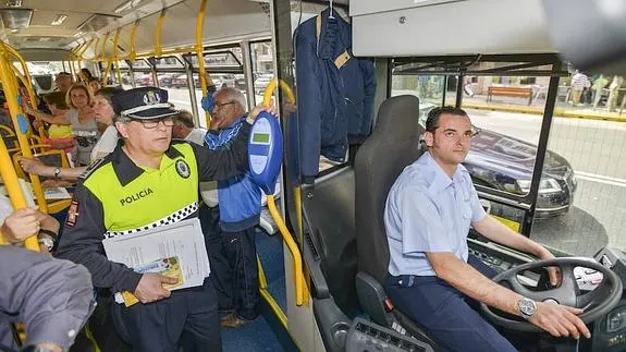 El subinspector Santiago Barrantes durante el viaje de ayer en autobús con los mayores. :: .