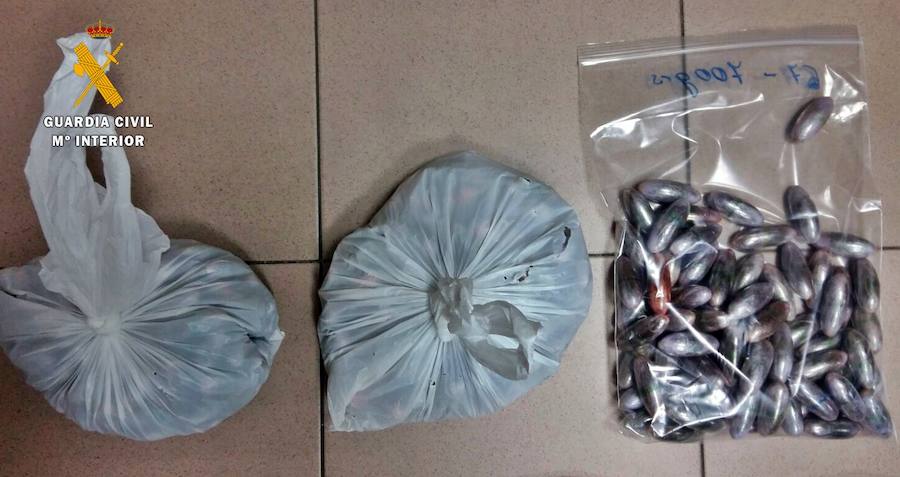 Detenidas dos personas cuando intentaban desprenderse de 267 bellotas de hachís