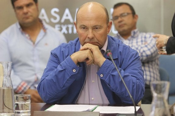 Manuel Rodríguez, presidente de San Isidro de Miajadas, ayer, en la Asamblea durante la comisión de Acorex . :: j. m. romero