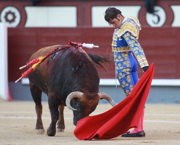 Talavante da un pase a uno de sus toros. :: efe