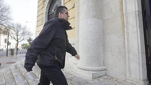 López Luna, llegando a la Audiencia Provincial de Cádiz.