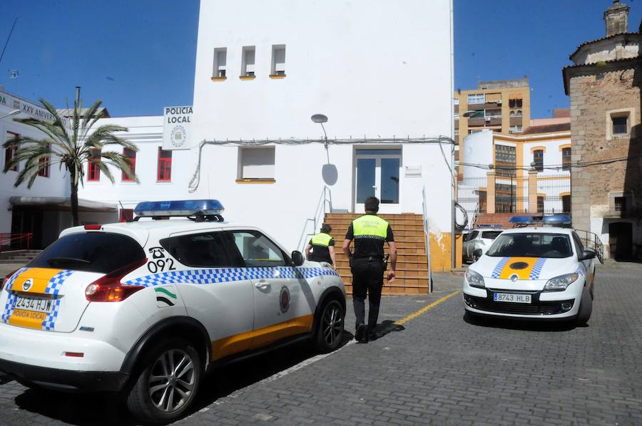 Dos agentes de la Policía Local acceden a la Jefatura de Mérida. :: brígido