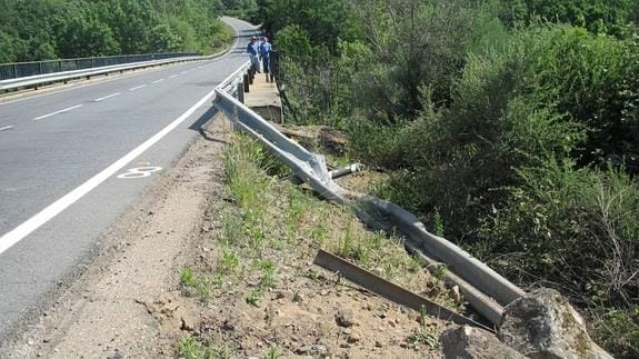 Antes de precipitarse, el turismo arrancó el guardarraíl, una señal y la barandilla del puente:: 