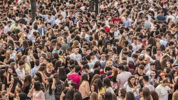 Público congregado en el Paseo Fluvial durante la tarde del sábado.::
