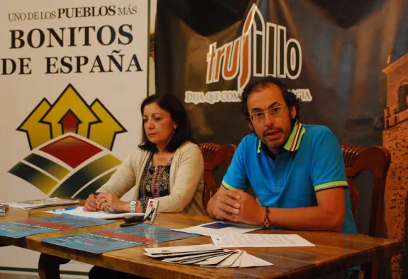 Los concejales Consuelo Soriano y David Pablos, en la presentación del acto. :: JSP