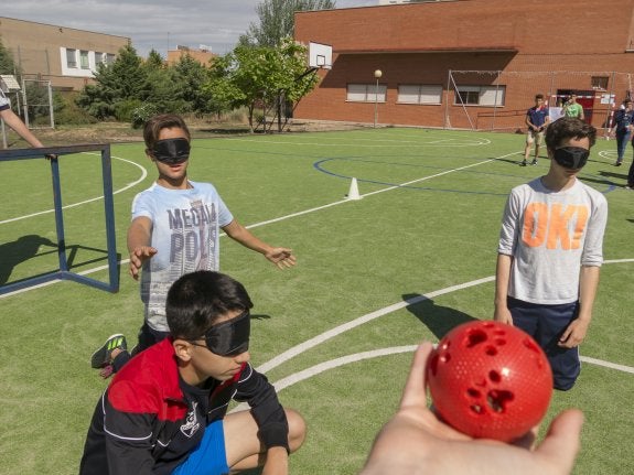 Los alumnos realizaron actividades para empatizar con personas que sufren discapacidad. :: pakopí