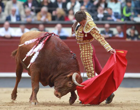 El Juli torea al natural al toro que abrió plaza ayer en Las ventas. :: afp