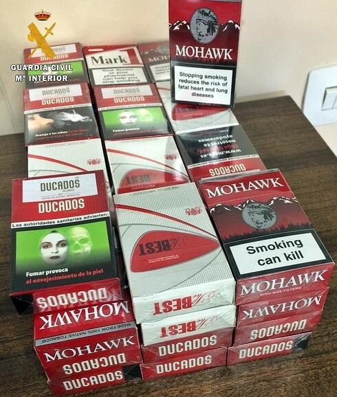 La Guardia Civil interviene cajetillas de tabaco de contrabando en una tienda de chucherías