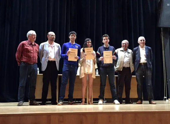 En el centro, los ganadores de la Olimpiada Matemática. :: hoy