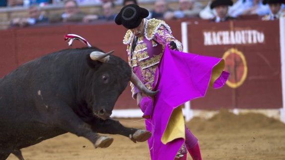 Talavante da un pase con el capote al segundo de su lote, durante la corrida celebrada  en Córdoba. :: efe