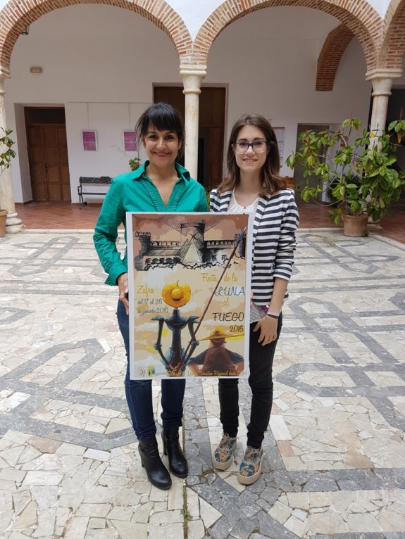 La edil de Cultura, Rosa Monreal, y la ganadora del concurso. 