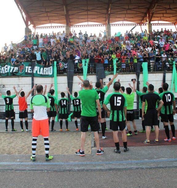 Comunión entre los jugadores del Jerez y su público, al que echarán de menos en Segovia. :: @jerezcf