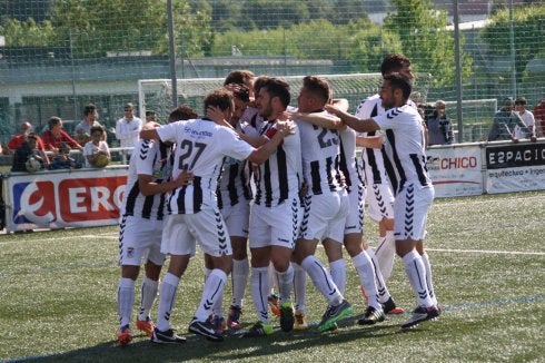 Los futbolistas del Badajoz celebran el gol anotado en el feudo del Choco en la ida. :: opta