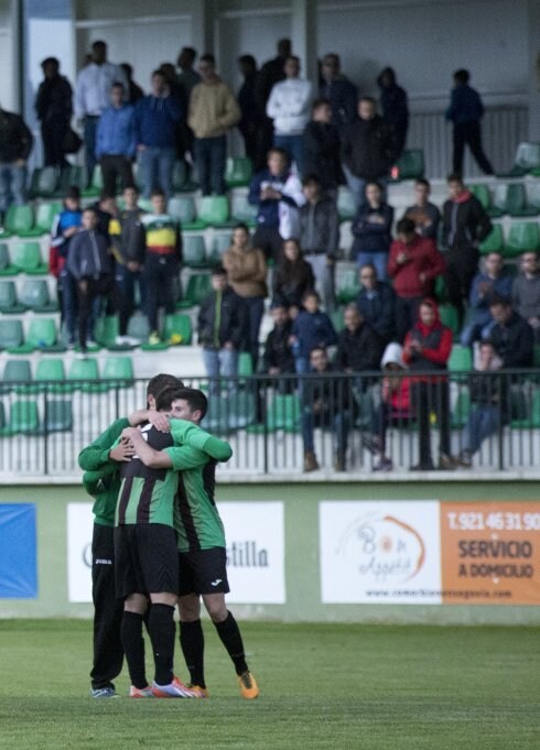Tres jugadores del Jerez se abrazan tras el final del partido en La Albuera. :: opta