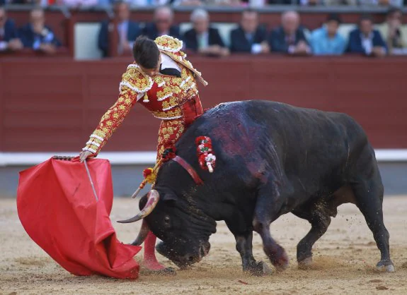 Manzanares se lució ayer en Las Ventas. :: afp