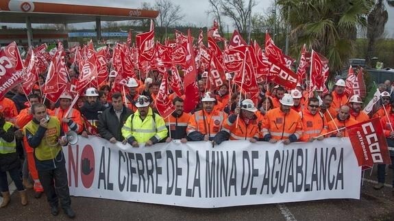 Protesta de trabajaodres de Aguablanca en febrero del año pasado en Badajoz