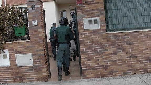 Imagen de la entrada de la Policía en una de las viviendas