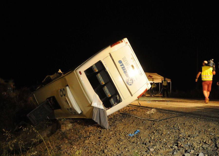 El autobús quedó semivolcado tras sufrir el accidente y murieron cinco menores. :: HOY