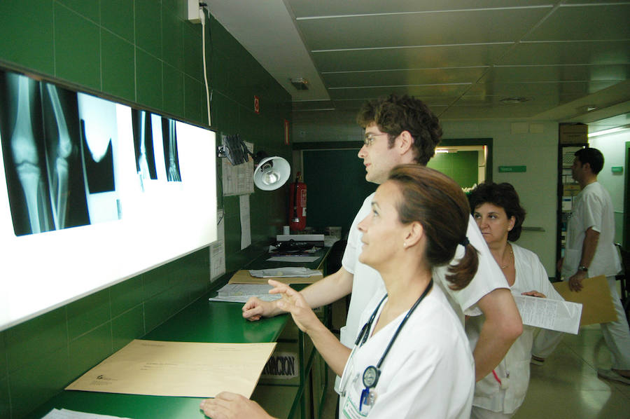 Médicos examinan unas radiografías en un hospital. :: HOY