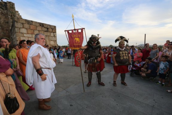 La Legión V, Alaudae, a su paso por el Puente Romano en el desfile de Emerita Lvdica. :: J. M. Romero