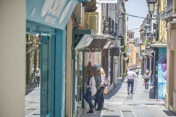 Varios clientes pasean por la calle Virgen de la Soledad. :: josé vicente arnelas