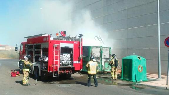Incendio de contenedores en las traseras del centro comercial Conquistadores:: BOMBEROS BADAJOZ