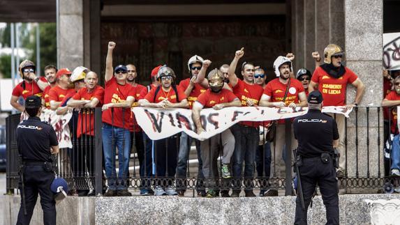 Protesta de los bomberos ante el hotel donde Rajoy realizó un mitin en Badajoz.