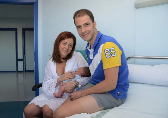 Aguasantas Marabel y su marido Emilio Sánchez ayer en el Materno con su hijo Martín. :: Casimiro M.